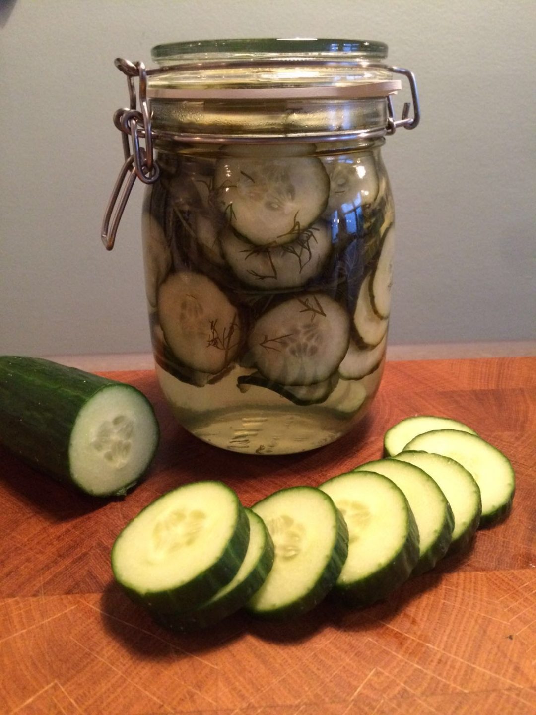 Zoetzure komkommer inmaken met dille. Een heerlijke manier om je komkommers te wecken. Lekker door de salade, bij de lunch of als komkommer pickles bij je avondeten.