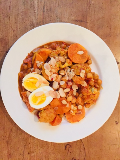 Bloemkool curry met zoete aardappel en kikkererwten, groenten, recept, biologisch, vegetarisch, gezond