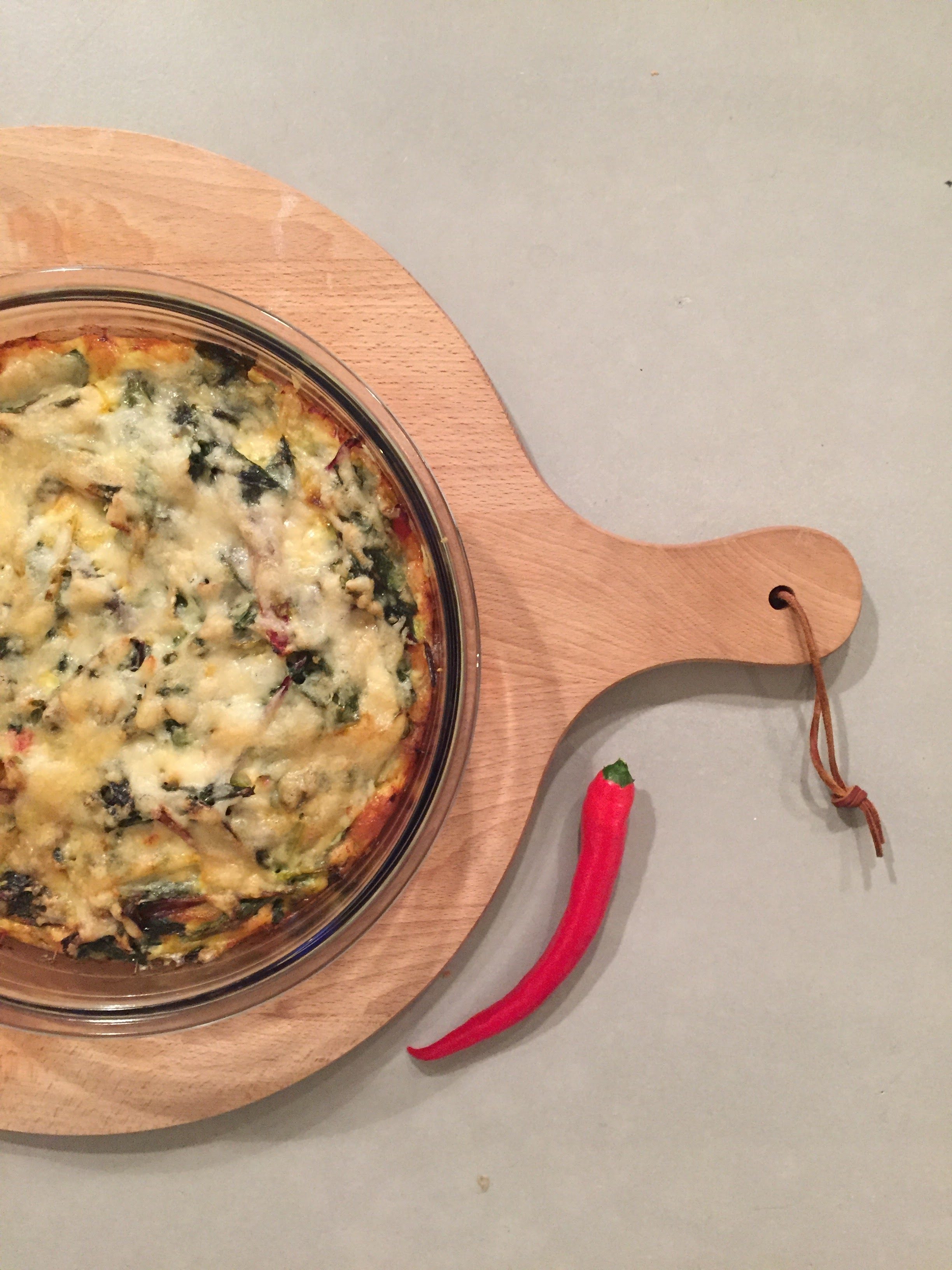 Deze vegetarische fritatta met zoete aardappel en snijbiet is super simpel en super lekker. Het ideale recept om lekker veel groenten te eten. Ideaal recept voor de lunch of als lichte maaltijd.