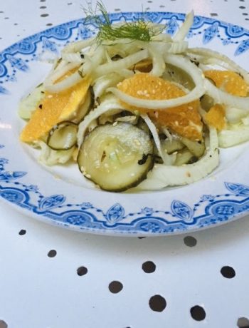 Venkelsalade met sinaasappel en komkommer. Een heerlijke frisse, vegeatrsiche en gezonde salade die ook nog eens super makkelijk is.