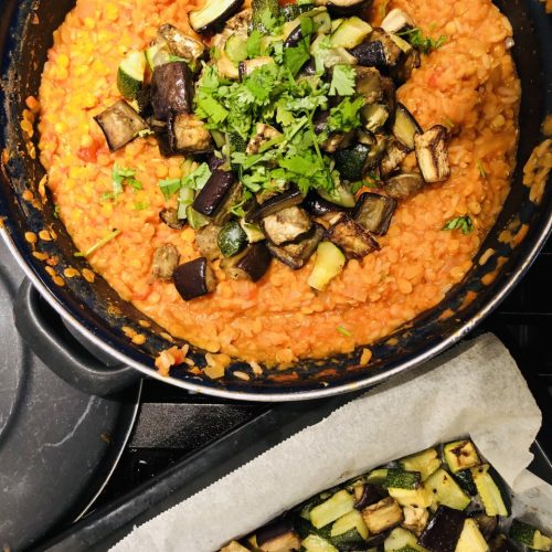Deze rode linzen dahl met courgette en aubergine is een heerlijk gezond en makkelijk recept wat ook nog volledig vegetarisch en veganistisch is. Een ideale avond maaltijd voor een doordeweekse dag.