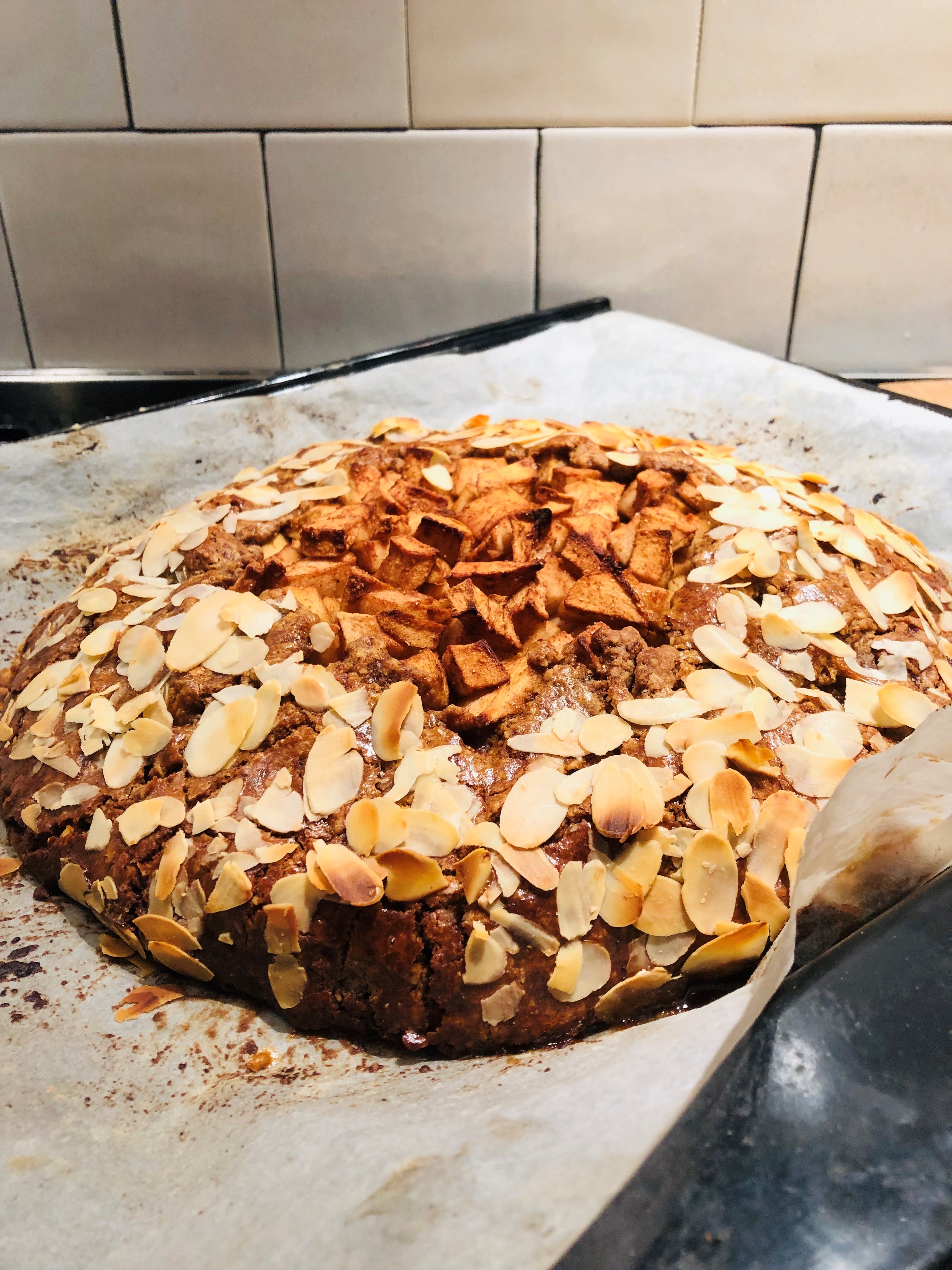 Speculaas appelgalette met spijs. Gemaakt van havermout, speltbloem en kokosbloesemsuiker waardoor deze taart een gezonde twist heeft. Een heerlijk recept voor de sinterklaas periode.