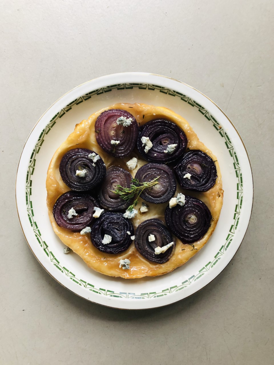 Hartige tarte tatin van rode ui en gorgonzola en tijm. Een heerlijke vegetarische quiche of hartige taart waarbij de smaken van zoet en hartig goed samenkomen. Een goede en makkelijke maaltijd voor het avondeten.