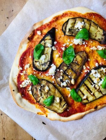 Niks lekkerder dan zelfgemaakte pizza met gegrilde aubergine, geitenkaas en basilicum. Met zelfgemaakte pizzabodem. Een heerlijke vegetarisch pizza recept.