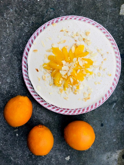 Suikervrije sinaasappel kwarktaart. Een heerlijke gezonde taart van sinaasappel, banaan en kwark. met een bodem van amandelen en dadels.