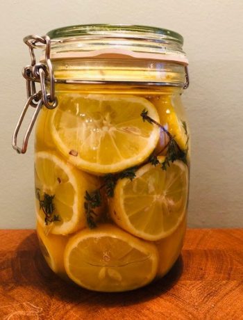 Zelf citroen inmaken, wecken, pekelen of inleggen is super makkelijk en leuk om te doen. Bovendien ziet een pot vol ingemaakte citroenen er prachtig uit!