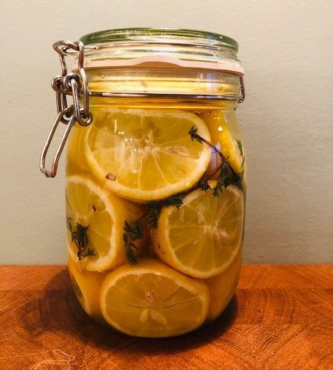 Zelf citroen inmaken, wecken, pekelen of inleggen is super makkelijk en leuk om te doen. Bovendien ziet een pot vol ingemaakte citroenen er prachtig uit!