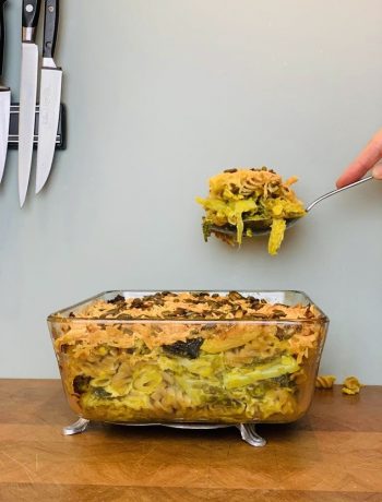 Een heerlijke ovenschotel, deze ovenpasta met groene kool en prei. Een lekker en makkelijk vegetarische hoofdgerecht voor een doordeweekse dag.