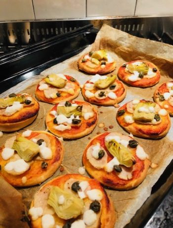Mini pizza's met aardpeer en artisjok. Heerlijk als hapje voor bij de borrel of tijdens een picknick. Een lekker vegetarisch recept met de vergeten groente aardpeer.