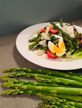 Een groene salade met geroosterde groene asperges. De lente op je bord! Een heerlijke en frisse salade die je goed kan eten als lichte maaltijd of lunch.