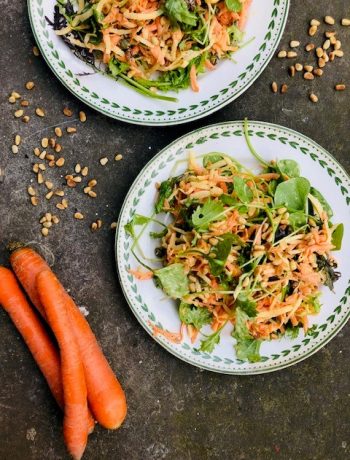 Een heerlijke frisse en licht pittige rauwkost salade van rammenas en wortel. De rammenas is een bijzondere knolgroente die nauw verwant is aan de radijs, rettich en daikon. Een gezond e salade die je goed kunt eten als bijgerecht, als lunch of als lichte maaltijd.