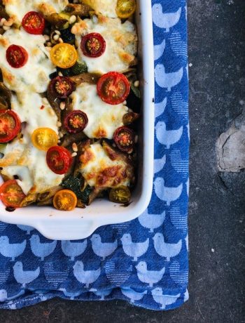 Een heerlijke vegetarische ovenschotel pasta courgette met zelfgemaakte pesto. Een lekkere en gezonde ovenpasta met geroosterde courgette en tomaatjes.