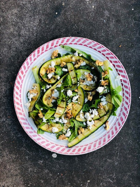 Gril je courgettes op de gril of de barbecue en maak er deze heerlijk gegrilde courgette salade met geitenkaas en walnoten van. Een lekker vegetarisch voorgerecht of bijgerecht.