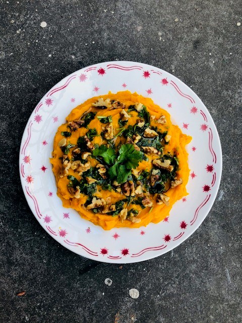 Een heerlijke vegan pompoen spread met gember, appel en een salsa van limoen en koriander. Lekker bij de borrel of gewoon op als gezond beleg op brood bij de lunch.