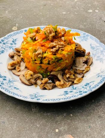 Een kleurrijke veganistische en vegetarische pompoen stamppot met andijvie en kastanje champignons. Een gezonde en smaakvolle maaltijd met geroosterde pompoen.