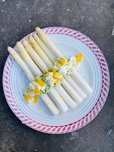 Wil je graag een vegetarisch recept van witte asperges maken? Probeer dan eens deze heerlijke vegetarische witte asperges met daslookboter en ei.