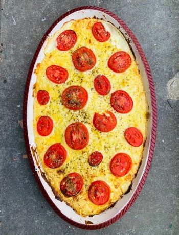 Eens een vegetarische witlofschotel eten? Probeer dan eens deze witlof met boursin en tomaat. Een heerlijke ovenschotel afgemaakt met aardappelpuree en kaas.