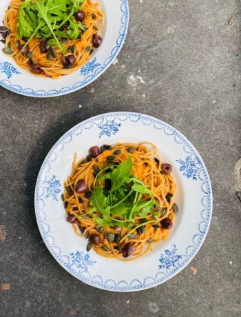 Een favoriet recept! Deze pasta met venkel en paprika saus, feta, rucola, olijven en pompoenpitten. Een heerlijk vegetarisch pasta recept gebaseerd op groenten.
