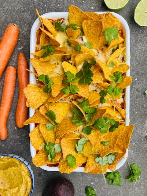Een super lekker oven recept, deze vegetarische Mexicaanse quinoa ovenschotel met rode quinoa, paprika, mais en heel veel wortel. Met een krokant korstje van kaas en tortilla chips.