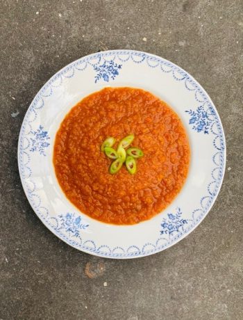 Deze veganistische geroosterde wortel tomaat soep is super smaakvol en zit boordevol groenten. Een gezond en snel recept waarbij de oven al het werk doet.