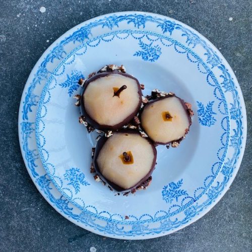Witte stoofperen met chocolade en pecannoten