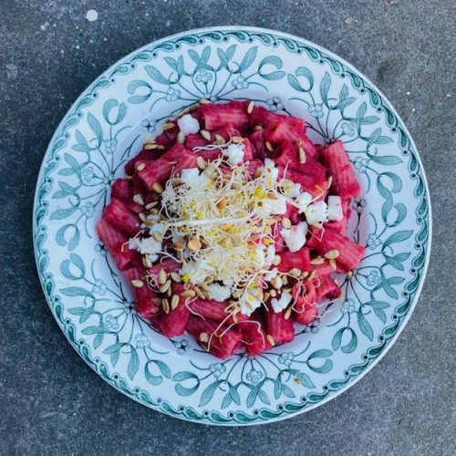 Prachtig roze rode pasta met bietensaus van biet en knolselderij met zoutige feta en zonnebloempitten. Een gezond en vegetarisch recept boordevol groenten.